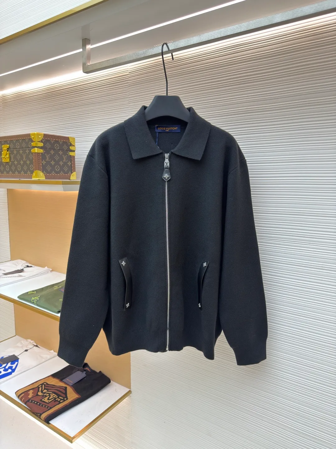 LOUIS VUITTON Leather knitted wool zipper cardigan ●Original version: 21600 purchase and development ●Item number: 1680785-B10 ●Fabric: wool fabric ●Technology: laser cutting ●Version: fitted version ●Weight: about 1080 grams ●Size: S-M-L-XL ●Description: Made of merino wool fabric. This wool material has 78% wool content and is a wool yarn with ultra-high wool content. The loom-finished clothes contain 22% cotton, making the clothes more suitable for the upper body. The pocket zipper leather is custom-cut from cowhide, and the slider decoration is also decorated with leather to add a more high-end aspect. The iconic LOGO is embossed on the back panel. The zipper is a No. 5 zipper, electroplated with white copper material, and laser cutting to hollow out the LV logo, which is a very heavy-duty one. This knitted belted jacket is made of sheep wool and features leather details such as edged pockets and Monogram floral rivet zipper pulls for a modern feel. It can be worn as a jacket or coat, or paired with a shirt or T-shirt. Knitted shirt-style collar, ribbed cuffs and hem, zip closure with logo zip puller trim pockets at front, and logo metal rivet accent tag at rear. The overall wiring is straight and delicate, the fabric is comfortable and soft, and the color is consistent without color difference. It can be matched with the same style to create a fashionable look and control various occasions. Customized accessories, complete with three standards, same style for men and women!